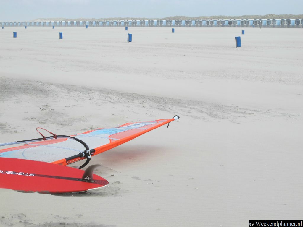 Op het strand van Hoek van Holland kun je windsurfen.